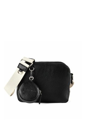 Sac bandoulière en cuir noir texturé avec une large sangle beige et une petite pochette ronde attachée pour pièces, munie d'une fermeture éclair et d'un clip métallique.