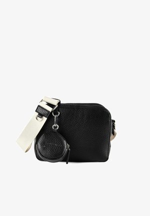 Zwarte crossbody tas van getextureerd leer met brede beige band en een kleine ronde muntgeldbeugel met ritssluiting en metalen clip eraan bevestigd.