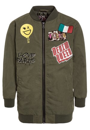 Veste bomber verte avec fermeture éclair et écussons incluant un visage jaune souriant, drapeau italien et texte "Vingino," "Denim Queen," et "Love Paris."