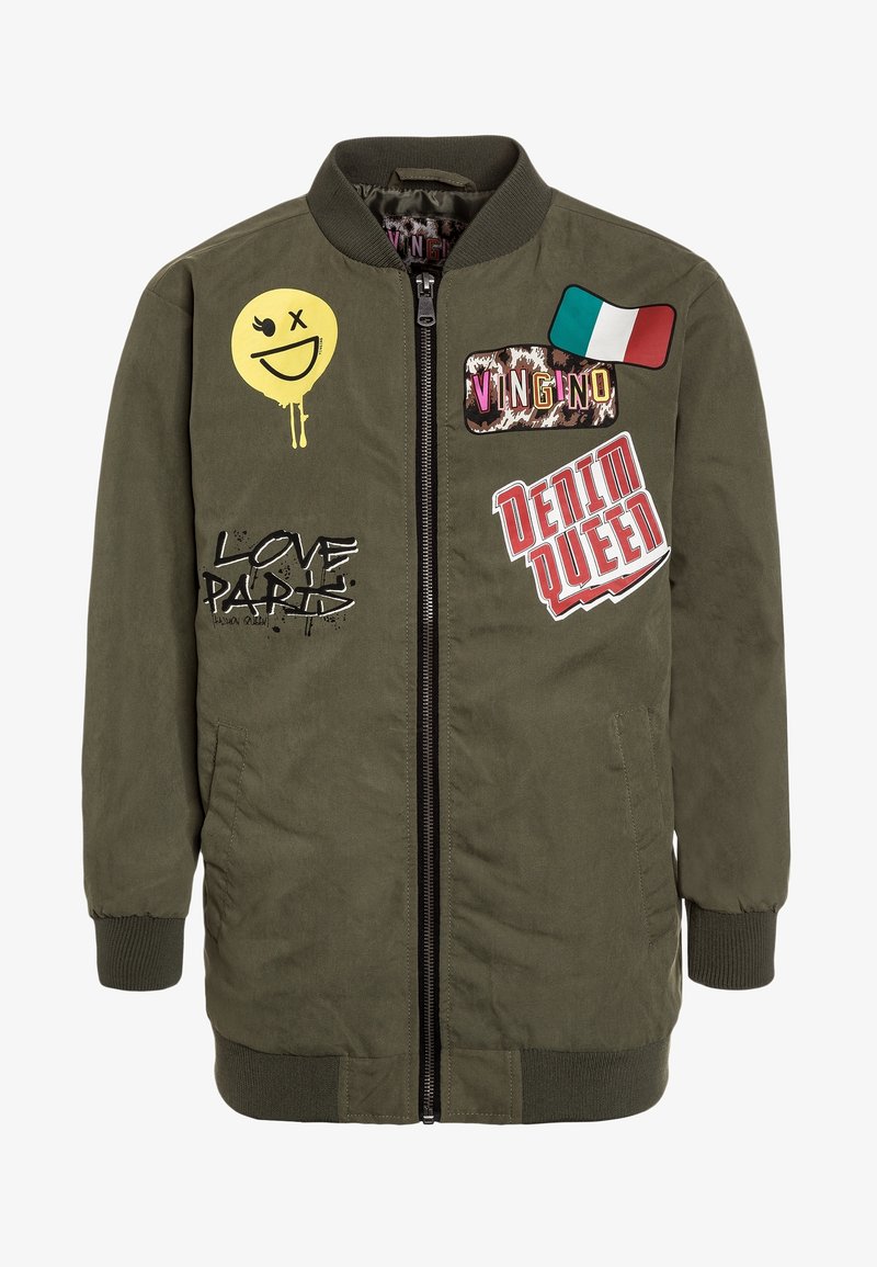Veste bomber verte avec fermeture éclair et écussons incluant un visage jaune souriant, drapeau italien et texte "Vingino," "Denim Queen," et "Love Paris."