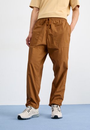 Nike Sportswear CLUB BARCELONA PANT - Tracksuit bottoms - light british tan