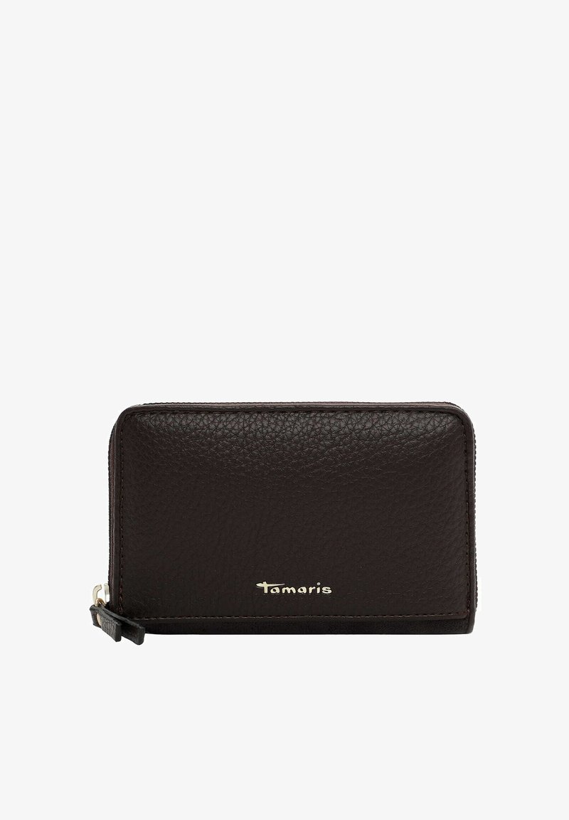 Portafoglio in pelle marrone con una texture a granuli, chiusura a zip e un accento in logo argentato. Forma rettangolare, design minimalista e bordi lisci.