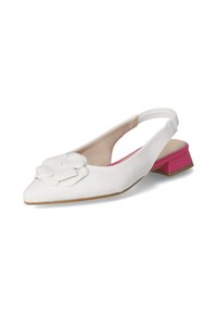 Witte leren slingback schoen met een spitse neus, voorzien van een bloemenaccent en een roze blokhak. Soepele textuur met een minimalistisch design.