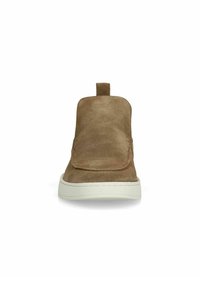 Chaussure slip-on en daim marron avec un bout arrondi, semelle en caoutchouc blanche et une languette à l'arrière. Texture lisse et design minimaliste.