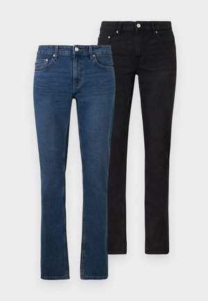 Zwei Paar Jeans: eine hellblaue und eine schwarze. Beide sind im Straight-Leg-Schnitt, aus Denim gefertigt, mit vorderen Taschen und Metallknopf-Akzenten.