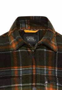 Flanellhemd mit einem dunkelgrünen, orangefarbenen und weißen Karomuster. Verfügt über einen klassischen Kragen und schwarze Knöpfe. Markenlabel innen sichtbar.
