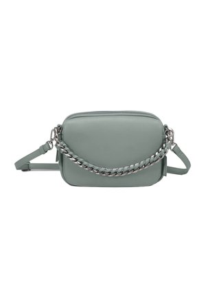 Grüne Leder-Umhängetasche mit rechteckiger Form, Reißverschluss und strapazierfähigem silberfarbenem Kettenriemen. Glatte Textur mit minimaler Verzierung.