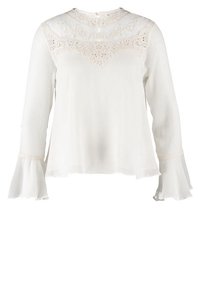 Blusa bianca a maniche lunghe con corpo texturizzato, rifiniture in pizzo sul colletto e sulle maniche, e polsini a campana.