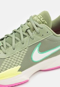 Nike Performance GT CUT ACADEMY - Košarkarski copati - oil green/sail/spring green