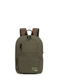 Sac à dos vert olive en tissu durable, équipé de bretelles rembourrées avec des accents rouges, de deux poches frontales zippées et d'un détail de logo.