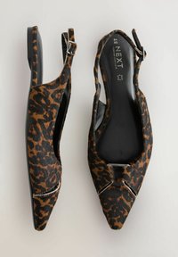 Scarpe slingback con stampa leopardata, punta appuntita, realizzate in tessuto strutturato con una combinazione di colori nero e marrone. Dotate di fibbia in metallo argentato.