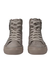 Des baskets montantes en cuir gris présentent des lacets plats, une fermeture éclair sur le côté et des semelles en caoutchouc avec une finition texturée pour une meilleure adhérence.