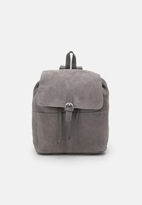 Szary zamszowy plecak z klapą, regulowanymi paskami i detalem w postaci sznurka. Charakteryzuje się gładką teksturą i minimalistycznym designem.