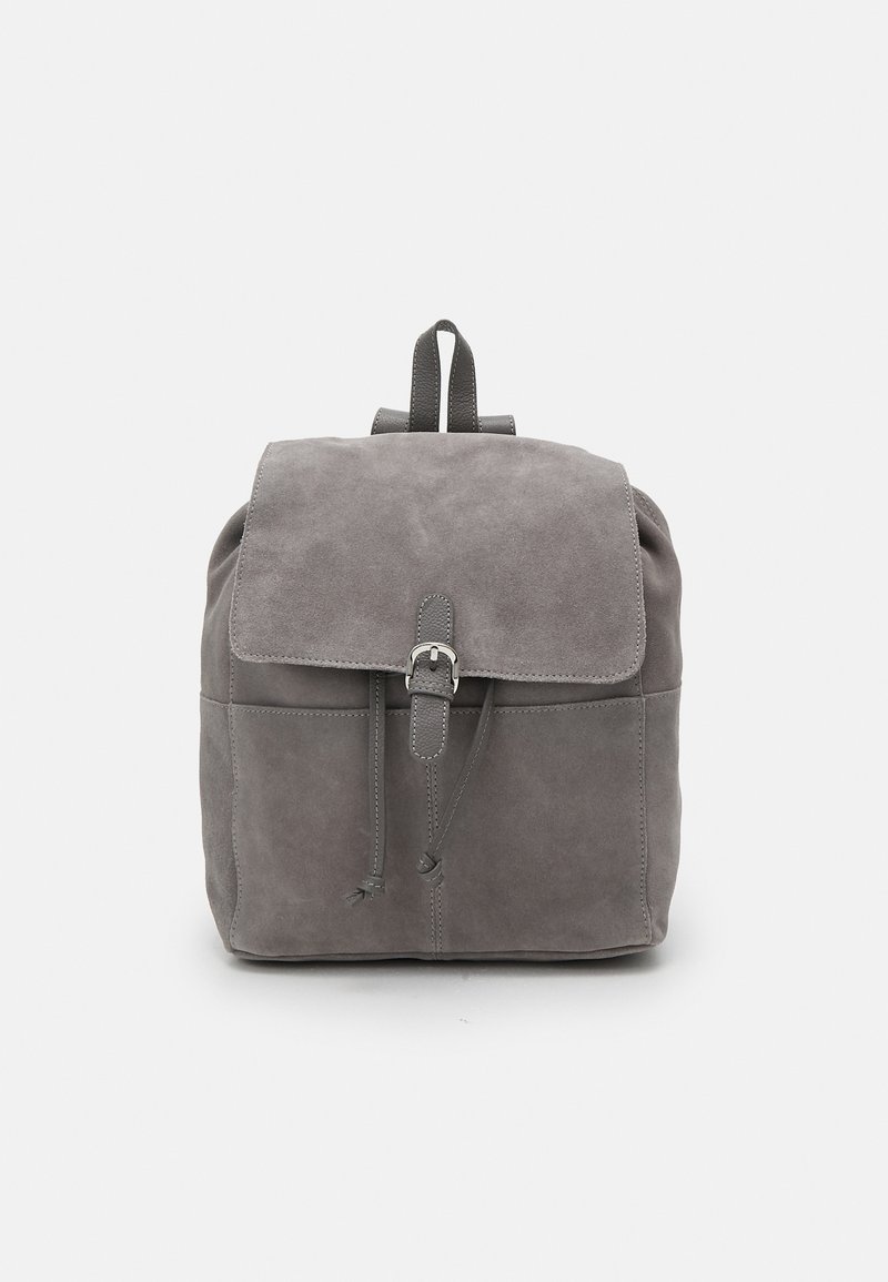 Szary zamszowy plecak z klapą, regulowanymi paskami i detalem w postaci sznurka. Charakteryzuje się gładką teksturą i minimalistycznym designem.