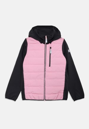 Polstret jakke med pink for og sorte ærmer, med hætte, fuld lynlås og sidelomme med sorte detaljer og syninger.
