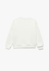 Sudadera blanca con un diseño simple, hecha de tejido suave, presenta mangas largas, un cuello redondo y puños y dobladillo acanalados.
