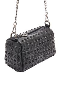 Borsa a mano in pelle nera con superficie texturizzata e borchie circolari, chiusura con zip nella parte superiore e tracolla in catena argentata.