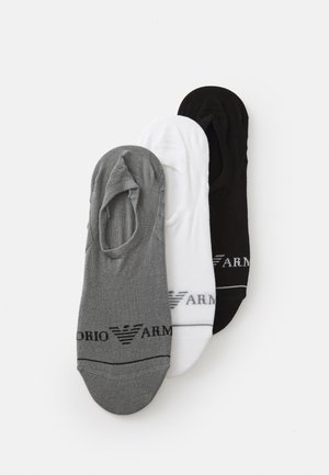 Trois paires de chaussettes invisibles en gris, blanc et noir. Tissu doux avec une forme courbée et un détail de logo près de la cheville.