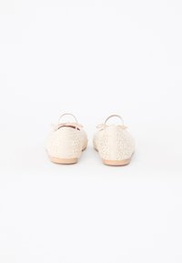 Beige baleríny s tkanou texturou, měkkými okraji a malým zadním popruhem. Minimalistický design s plochou podrážkou a bezešvým vzhledem.