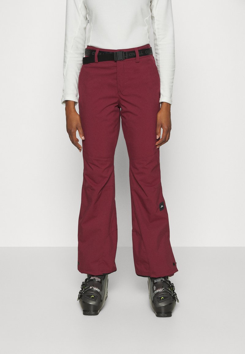 Bordowe spodnie śniegowe o prostym kroju, wyposażone w czarny pasek, z detalicznym przeszyciem i łatką z logo po lewej stronie.
