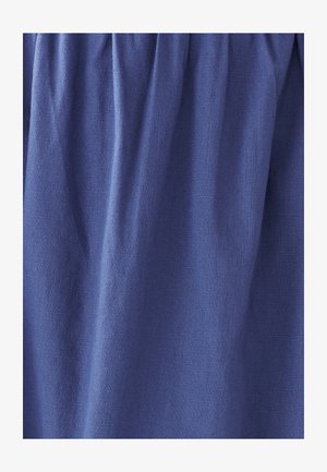 Tapijt in donkerblauw, met een gestructureerd, geweven oppervlak met subtiele rimpels en plooien. Stevige afwerking met een consistente kleur.