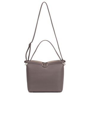 Borsa a tracolla in pelle grigia con doppi manici, parte superiore curva e un emblema dorato sul davanti. Texture liscia e forma strutturata.
