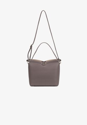 Sac à main en cuir gris avec deux anses, un dessus arrondi et un emblème doré à l'avant. Texture lisse et forme structurée.