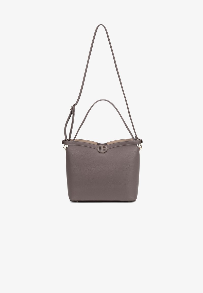 Borsa a tracolla in pelle grigia con doppi manici, parte superiore curva e un emblema dorato sul davanti. Texture liscia e forma strutturata.
