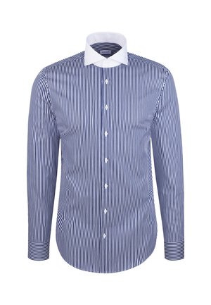 Blauw-wit verticaal gestreept overhemd met lange mouwen, witte spreadkraag en met knopen sluitende manchetten, weergegeven op een witte achtergrond.