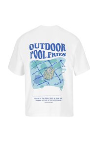 Witte t-shirt met korte mouwen en blauwe graphics. De tekst luidt "BUITENBAD PATAT" en toont een cartoon van patat. Het ontwerp is casual en speels.