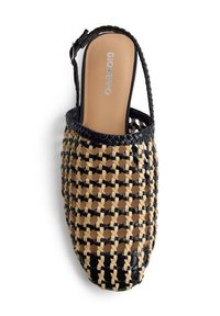 Zapato plano de mujer con correa trasera, elaborado en cuero tejido en negro y marrón, con puntera cuadrada y plantilla marrón con marca.