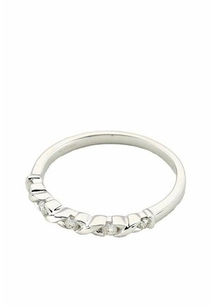 Sølvring med snoet design, prydet med fem små klare sten, der er sat langs forsiden. Poleret metallisk finish, glat og rund ring.