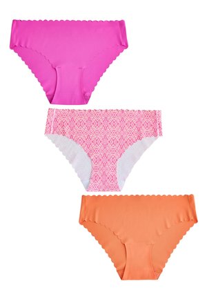 Drie dames bikinislipjes in effen roze, roze met patroon en effen oranje met golvende randen op een witte achtergrond.
