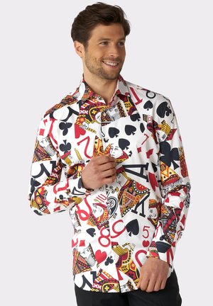 Witte shirt met een speelkaartenontwerp in rood, zwart en geel, met symbolen zoals harten, schoppen en gezichtskaarten. Met knoopsluiting.