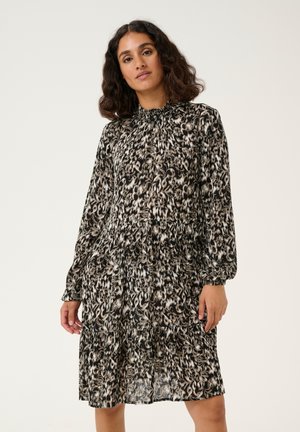 Robe à motifs floraux en noir, crème et gris. Caractéristiques : manches longues, encolure froncée et ourlet en tiers avec une texture de tissu fluide.