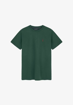 Groene katoenen T-shirt met korte mouwen, ronde hals, met een klein rood logo op de linkerborst. Zachte textuur, klassieke pasvorm.