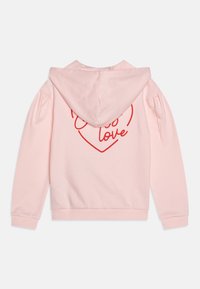 Lys rosa hettegenser med lange ermer og en litt samlet skulderdesign. Har et rødt hjertegrafikk med "Love"-tekst på baksiden.