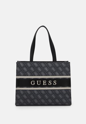 Sort og grå mønstret Guess tote taske med to håndtag, med en central horisontal stribe og Guess-logo i store hvide bogstaver.