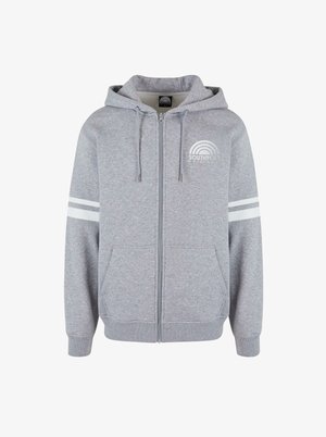 Hanorac gri cu fermoar, realizat dintr-un material moale, având un logo pe față, două buzunare frontale, șnururi și dungi albe pe mâneci.