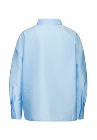Lichtblauw shirt, lange mouwen, gladde textuur, knoopmanchetten, achterkant kraag, minimaal ontwerp, geen zichtbare patronen of versieringen.