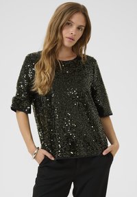 Melnas sequīnām rotātas blūzes ar brīvu piegriezumu, apaļu dekoltē un īsām piedurknēm, ar gludu tekstūru un spīdīgu virsmu.