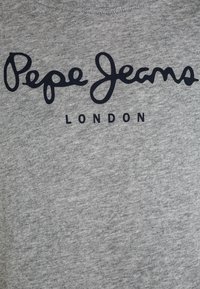 Szara bawełniana koszulka T-shirt z czarnym nadrukiem tekstu "Pepe Jeans" nad napisem "LONDON." Materiał wydaje się miękki o gładkiej teksturze.