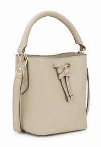 Beige leren bucketbag met een handvat aan de bovenkant, een verstelbare schouderriem en een trekkoordsluiting. Voorzien van gouden hardware en een geperst logo.