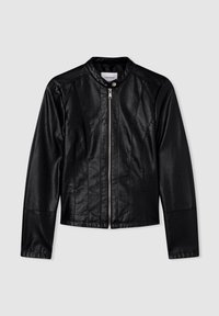 Giacca nera in ecopelle con zip sul davanti, design senza colletto, maniche lunghe, dettagli trapuntati sulle spalle e finitura leggermente lucida.