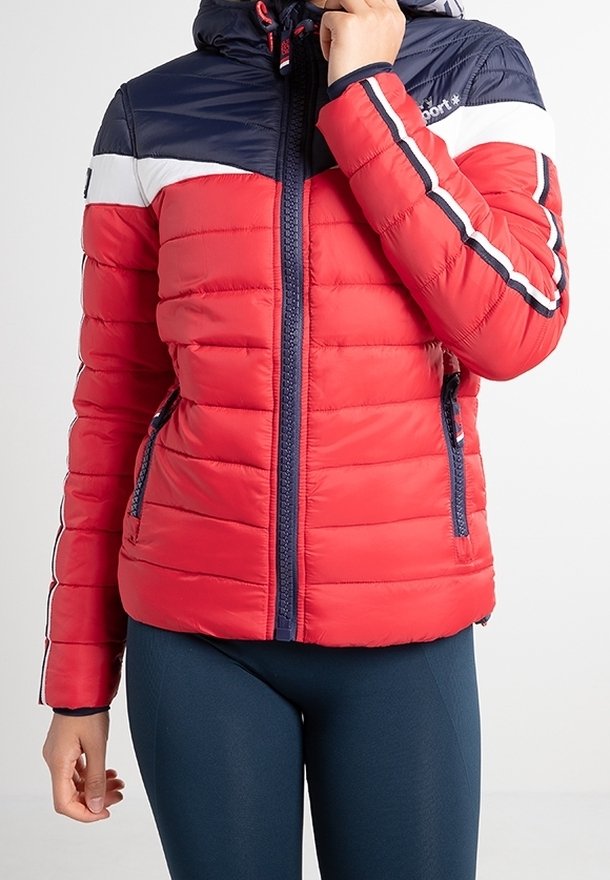 Rød dunjakke med navyblåt hætte og øverste sektion. Har hvide og navyblå striber på ærmerne, lynlås foran og to sidelommer.