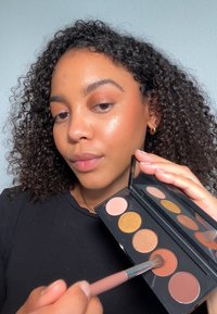 Bobbi Brown NUDES EYE SHADOW PALETTE - Polvere sopracciglia - bronzed nudes