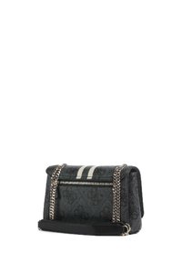 Borsa nera con texture, dotata di tracolle in catena argentata, tasca frontale con zip e due strisce bianche verticali sulla patta. Forma rettangolare.