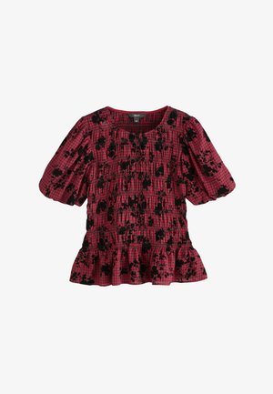 Piros és fekete kockás blúz puffos ujjakkal, smockolt testtel, fekete virágmintával és fodros szegéllyel.