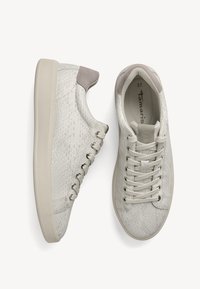 Baskets gris clair avec un motif texturé en cuir de serpent, semelle en caoutchouc beige et accents en daim taupe sur le talon. Design à lacets avec six œillets.