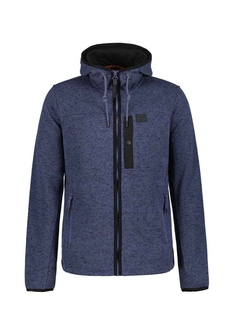 Mörkblå fleecejacka med en strukturerad mönster, dragkedja framtill, kontrasterande svarta detaljer, justerbar huva och sidofickor.